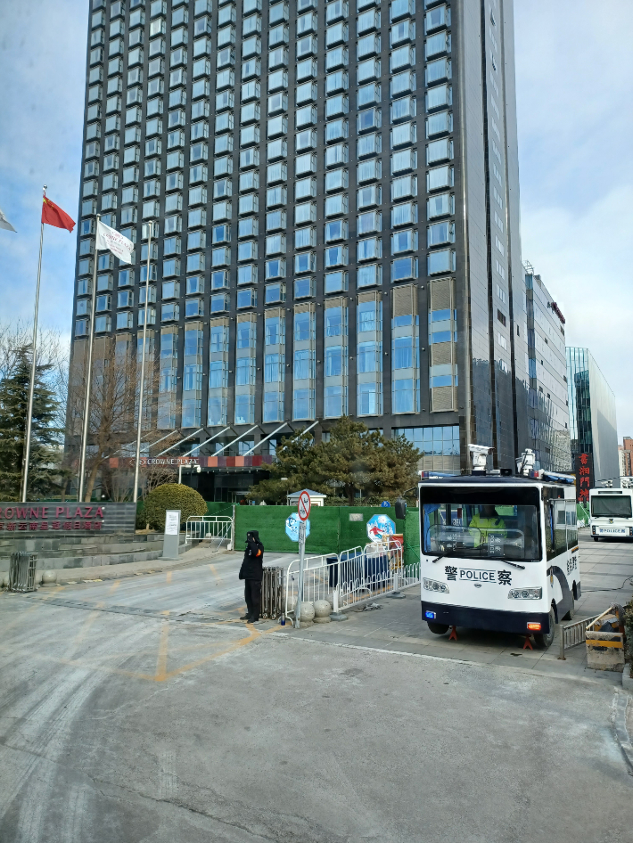 철통 보안 속에 C호텔에 들어서는 셔틀 버스. 호텔은 외부와 완벽하게 차단돼 있다. 노컷뉴스