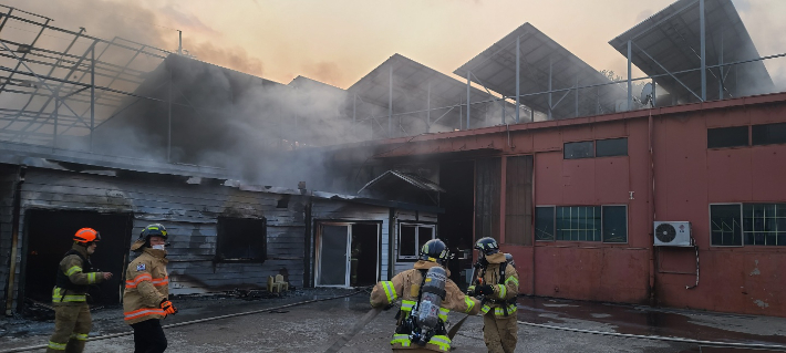 4일 오후 5시쯤 전남 순천시 서면의 한 찜질방에서 불이나 손님 20여명이 긴급 대피했다. 순천소방서 제공  