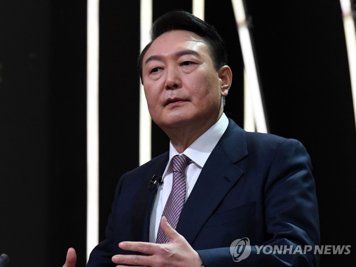 국민의힘 윤석열 대선 후보가 2022년 2월 3일 오후 서울 여의도 KBS 공개홀에서 열린 방송 3사 합동 초청 '2022 대선후보 토론'에 앞서 준비를 하고 있다. [연합뉴스 자료사진] 연합뉴스