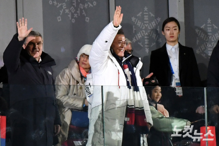 지난 2018 평창동계올림픽 개회식에서 문재인 대통령과 토마스 바흐 IOC 위원장이 손을 들어 인사하고 있다. 이한형 기자