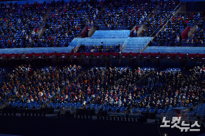 4일 중국 베이징 국립경기장에서 열린 2022 베이징동계올림픽 개막식 사전 행사에서 관중들이 휴대전화 손전등으로 경기장을 비추고 있다. 이한형 기자