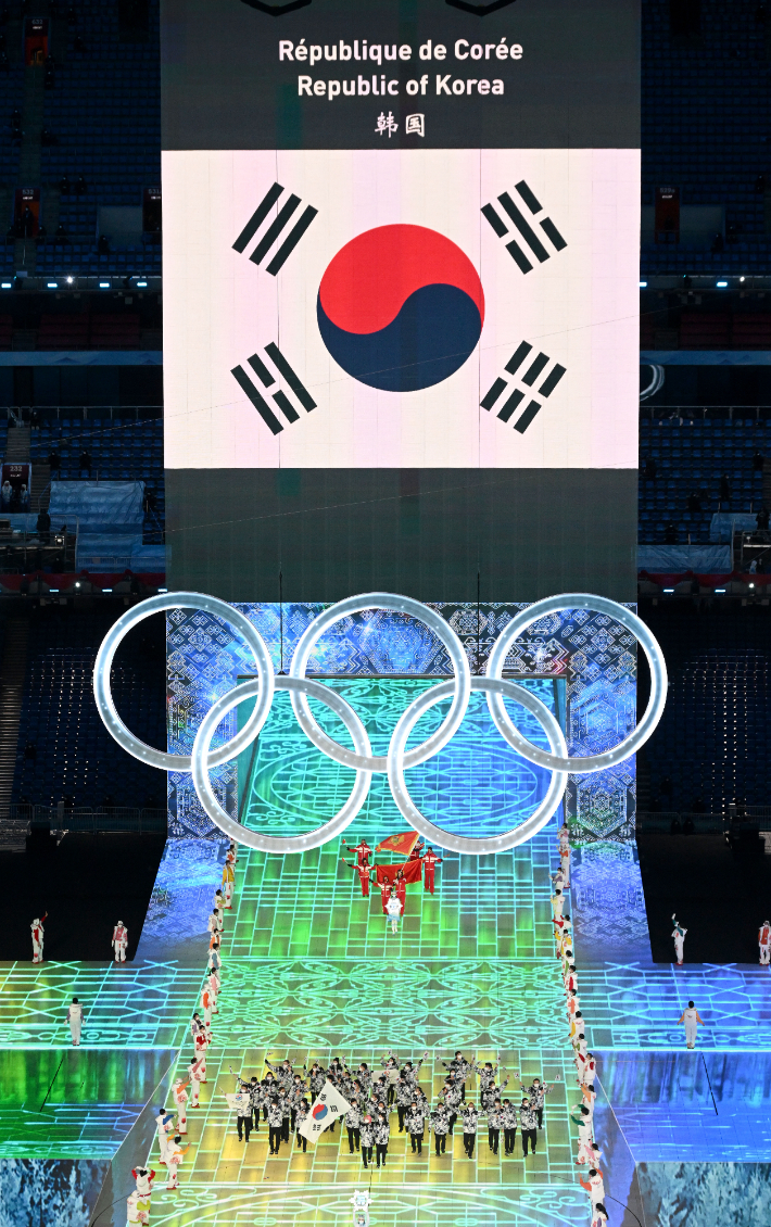 4일 중국 베이징 국립경기장에서 열린 2022 베이징동계올림픽 개막식에서 대한민국 선수단이 입장하고 있다. 베이징(중국)=박종민 기자