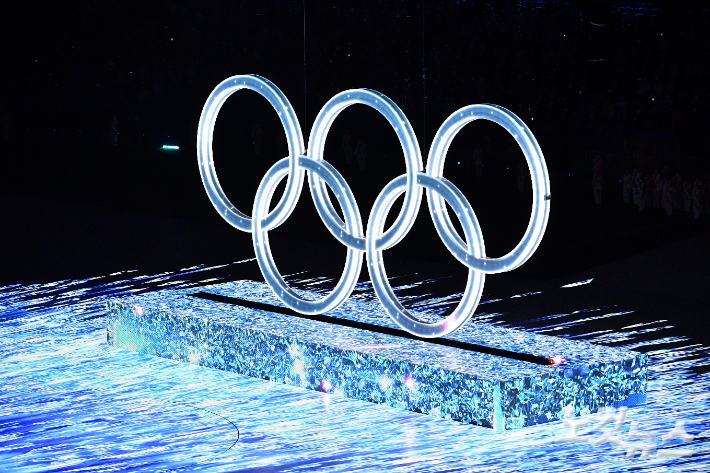 4일 중국 베이징 국립경기장에서 열린 2022 베이징동계올림픽 개막식에서 '얼음 속의 오륜' 조형물이 떠오르고 있다. 베이징(중국)=박종민 기자