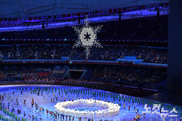 4일 중국 베이징 국립경기장에서 열린 2022 베이징동계올림픽 개막식에서 성화가 타오르고 있다. 박종민 기자
