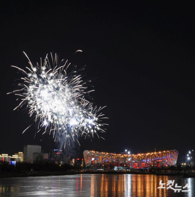 2022 베이징 겨울올림픽 개막일인 4일 오후 중국 베이징 국립경기장 위로 불꽃놀이가 펼쳐지고 있다.