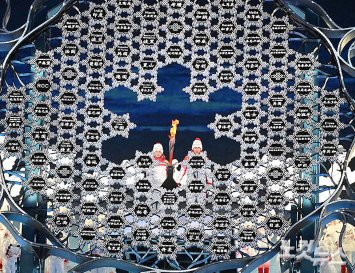4일 중국 베이징 국립경기장에서 열린 2022 베이징동계올림픽 개막식에서 성화가 점화되고 있다.