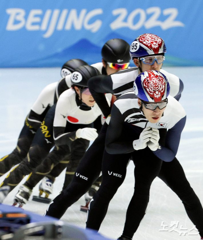 2022 베이징 동계올림픽 개막을 앞둔 4일 한국 쇼트트랙선수단이 캐피털인도어 스케이트장 훈련링크에서 일본과 함께 훈련을 하고 있다. 베이징(중국)=박종민 기자