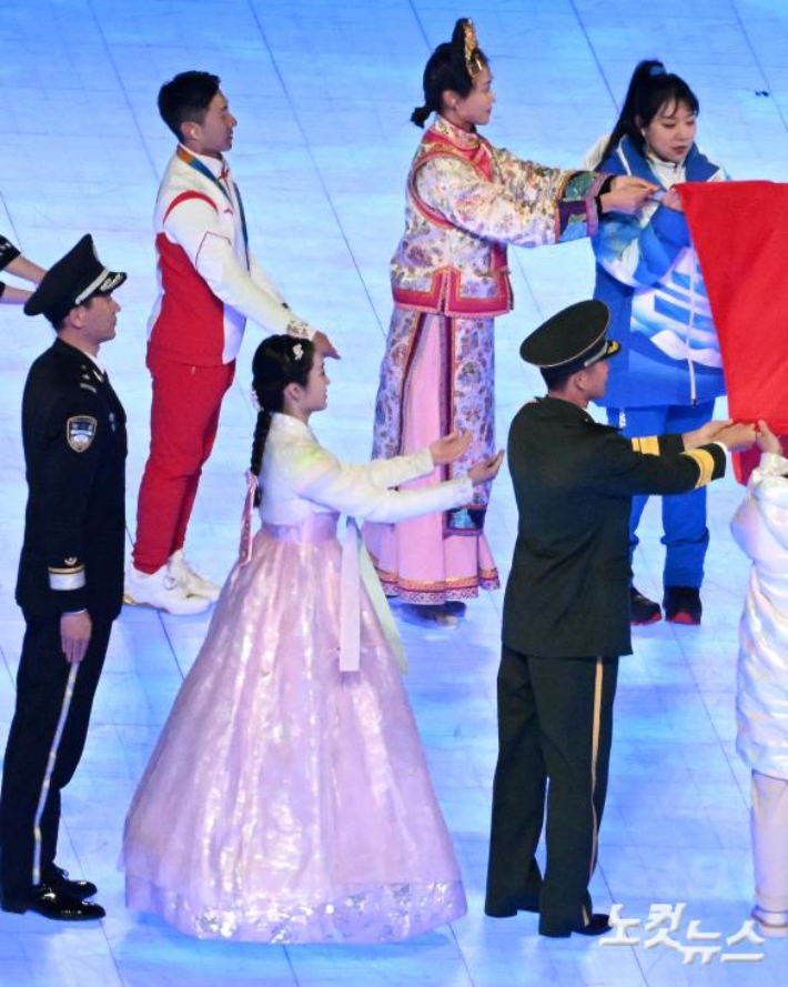 4일 중국 베이징 국립경기장에서 열린 2022 베이징동계올림픽 개막식에서 한복을 입은 참가자가 중국 국기 게양식을 진행하고 있다. 베이징=박종민 기자 