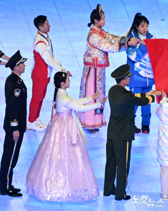 4일 중국 베이징 국립경기장에서 열린 2022 베이징동계올림픽 개막식에서 한복을 입은 참가자가 중국 국기 게양식을 진행하고 있다. 베이징(중국)=박종민 기자