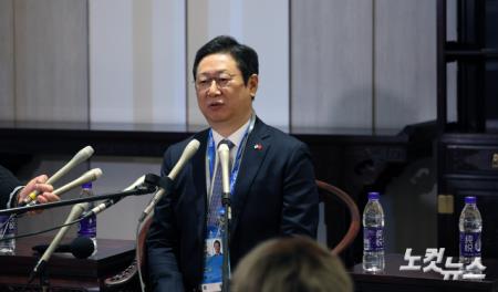 베이징동계올림픽 MMC에서 인터뷰하는 황희 장관