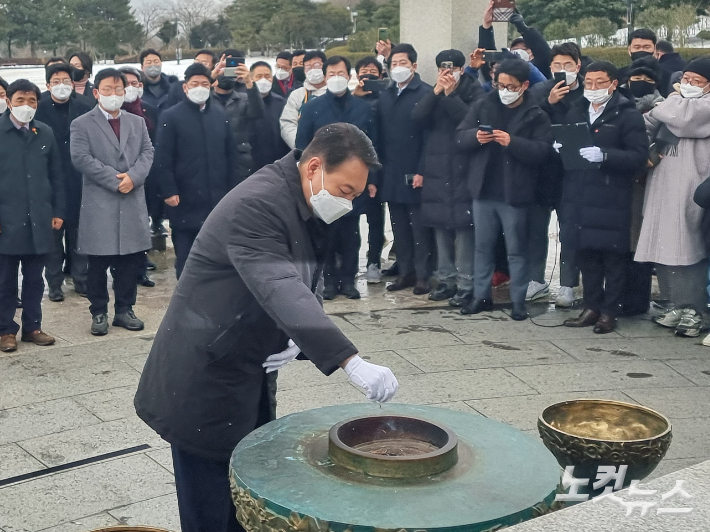 윤석열 국민의힘 대선 후보가 5일 제주4.3평화공원을 찾아 참배하고 있다. 이인 기자