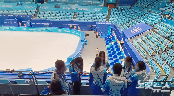 전혀 힘들지 않다며 자부심을 갖고 일하는 베이징 올림픽 자원봉사자들. 노컷뉴스