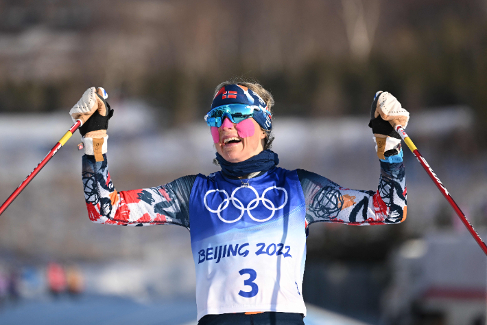 2022 베이징 동계올림픽에서 대회 첫 금메달을 신고한 노르웨이의 테레세 요헤우. 연합뉴스