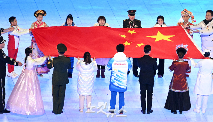 4일 중국 베이징 국립경기장에서 열린 2022 베이징동계올림픽 개막식에서 한복을 입은 참가자가 중국 국기 게양식을 진행하고 있다. 베이징(중국)=박종민 기자