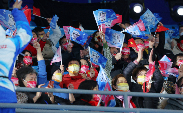 5일 오후 중국 베이징 캐피털 실내 경기장에서 열린 쇼트트랙 여자 500m 예선경기에서 관중들이 응원을 하고 있다.  연합뉴스