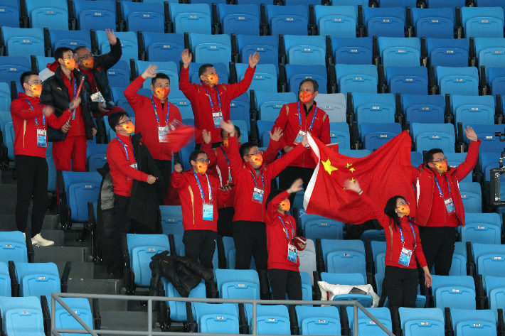 중국 선수들을 응원하는 중국 관계자들. 베이징=박종민 기자