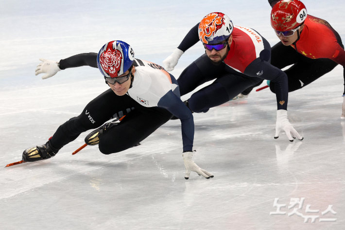 5일 중국 베이징 캐피털 인도어 스타디움에서 열린 남자 쇼트트랙 1,000m 예선전에서 황대헌이 역주하고 있다. 베이징(중국)=박종민 기자