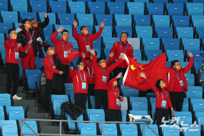 5일 중국 베이징 캐피털 인도어 스타디움에서 열린 여자 쇼트트랙 500m 예선전을 중국 관중들이 응원을 하고 있다. 베이징(중국)=박종민 기자