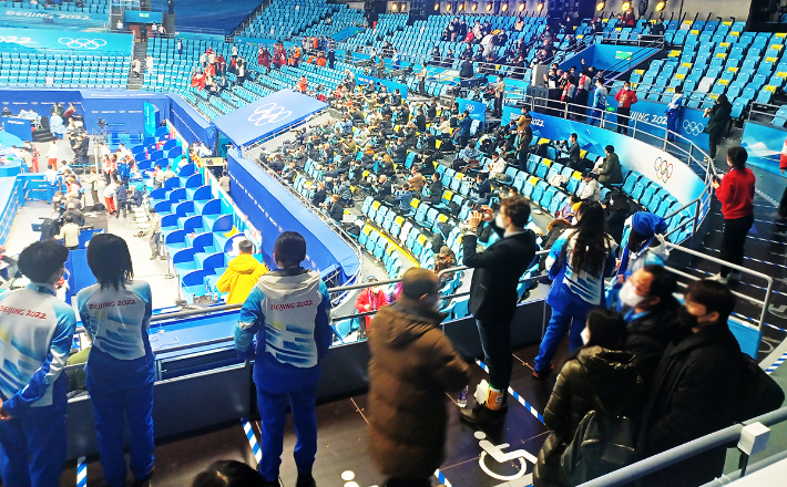 사실상 사진 촬영 제지를 포기한 중국 베이징 올림픽 자원봉사자들. 노컷뉴스