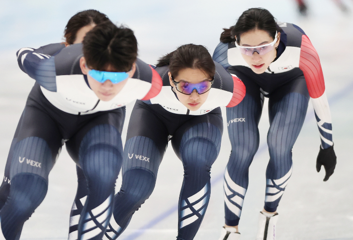 2022 베이징 동계올림픽 대한민국 스피드스케이팅 국가대표 김보름(가운데)이 6일 중국 베이징 국립 스피드 스케이팅 경기장(오벌)에서 열린 공식 훈련에 참가해 정재원(왼쪽), 김현영 등과 함께 링크를 돌고 있다. 연합뉴스