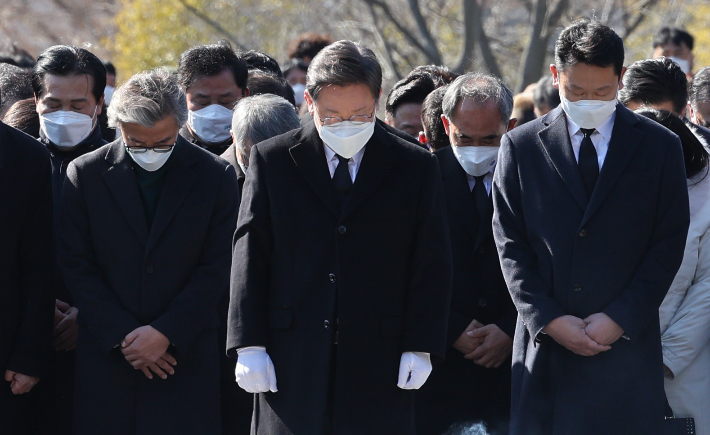 더불어민주당 이재명 대선후보가 6일 경남 김해시 진영읍 봉하마을을 방문, 노무현 전 대통령 묘역을 참배하고 있다. 연합뉴스