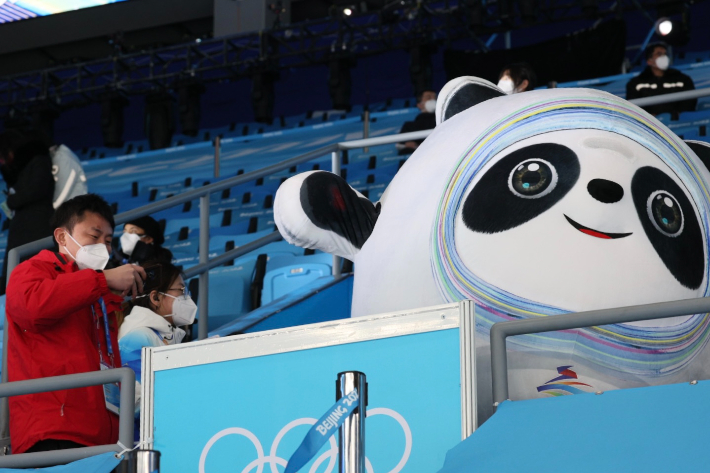5일 중국 베이징 캐피털 실내경기장에 나타난 2022 베이징 동계올림픽 공식 마스코트 빙둔둔. 베이징=박종민 기자
