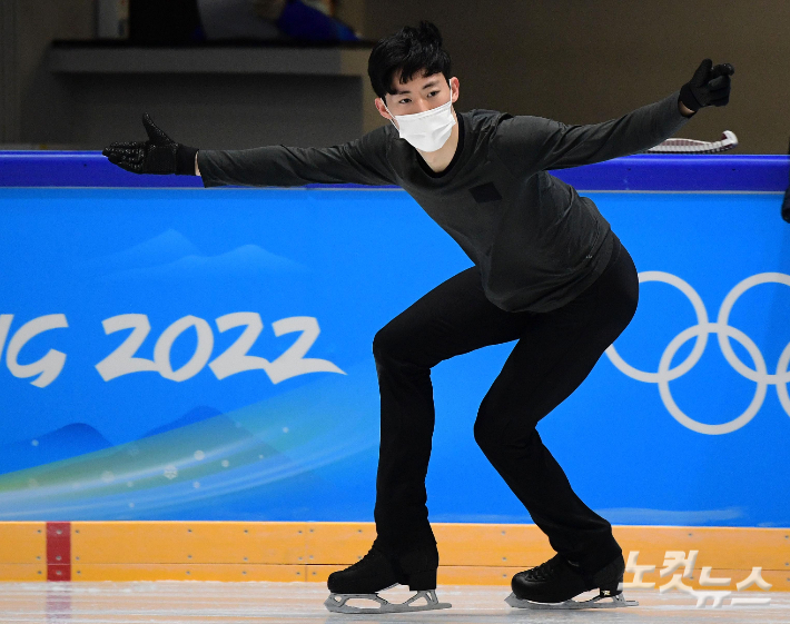 2022 베이징동계올림픽 피겨스케이팅 종목에 출전한 대한민국 이시형이 4일 오후 중국 베이징 피겨스케이팅훈련장에서 첫 훈련을 하고 있다. 베이징(중국)=박종민 기자