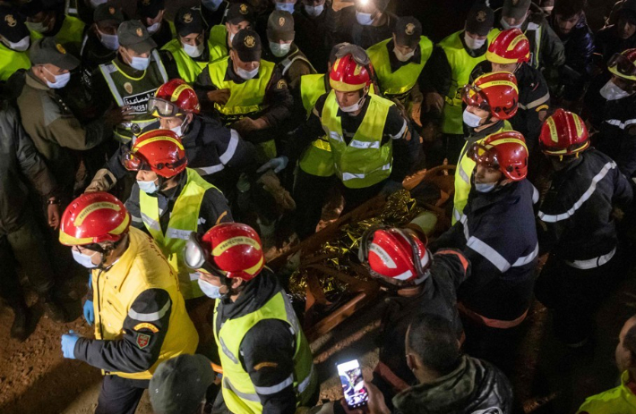 5일(현지시간) 모로코 북부 쉐프샤우엔주의 32ｍ 깊이 우물에 빠졌다가 4일 만에 밖으로 끌어올려진 5세 소년 라얀 어람이 결국 사망한 것으로 확인됐다. 연합뉴스