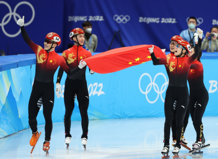 5일 베이징 캐피털 실내 경기장에서 열린 2022 베이징 동계올림픽 쇼트트랙 남녀 혼성 계주 결승전에서 중국 선수들이 우승을 확정 지은 뒤 오성홍기를 들고 링크를 돌고 있다. 연합뉴스