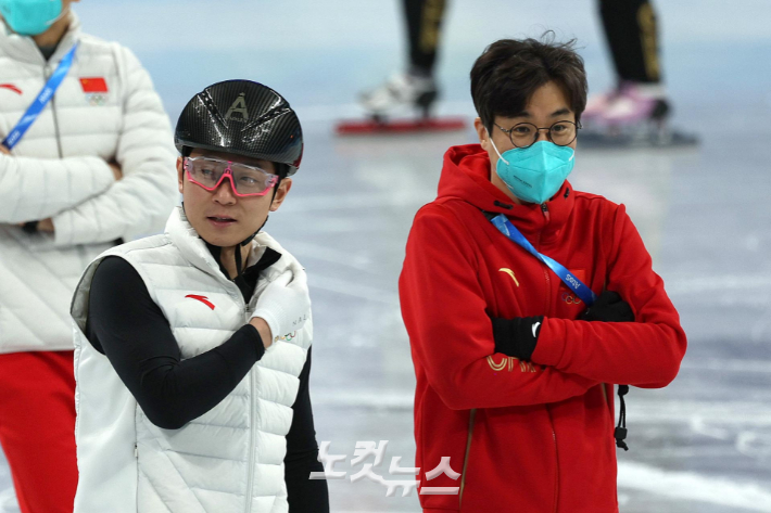 2022 베이징동계올림픽 중국 쇼트트랙 대표팀을 이끄는 김선태 감독(오른쪽)과 안현수(러시아명 빅토르 안). 베이징(중국)=박종민 기자