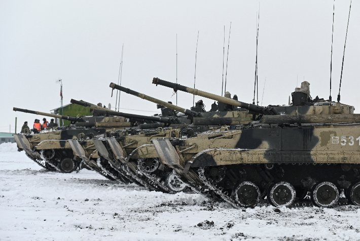 러시아-우크라이나 간 군사적 긴장이 고조되고 있는 가운데 2022년 1월 27일(현지시간) 러시아군 보병부대의 BMP-3 장갑차가 우크라이나와 인접한 남부 로스토프 훈련장에 배치돼 있다. 연합뉴스