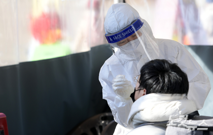 서울역 선별 진료소에서 시민들이 신속항원검사를 받고 있다. 이한형 기자