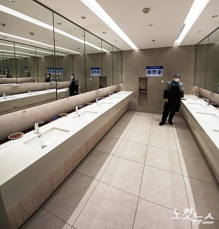 물기 하나도 용납하지 않는 중국 베이징 올림픽 메인프레스센터(MPC)의 남자 화장실. 관리하시는 분은 거의 화장실에서 상주하며 청소를 하고 있다. 노컷뉴스