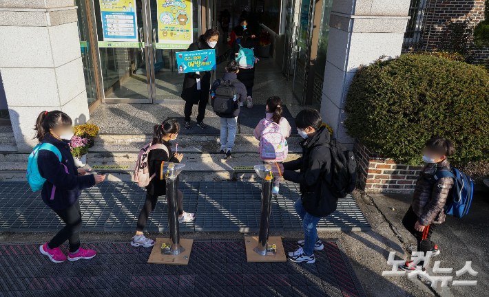 서울 도봉구 창동 창원초등학교에서 학생들이 등교하며 손소독을 하고 있다. 사진공동취재단