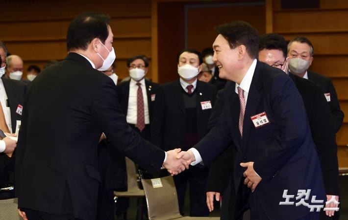 악수하는 윤석열 대선후보-최태원 대한상의 회장