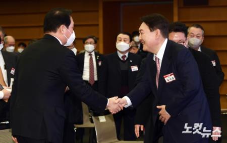 악수하는 윤석열 대선후보-최태원 대한상의 회장