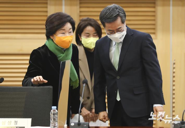 심상정 정의당 대선 후보와 김동연 새로운물결 대선 후보가 7일 서울 여의도 국회 의원회관에서 열린 