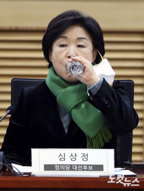 물 마시는 심상정 대선후보