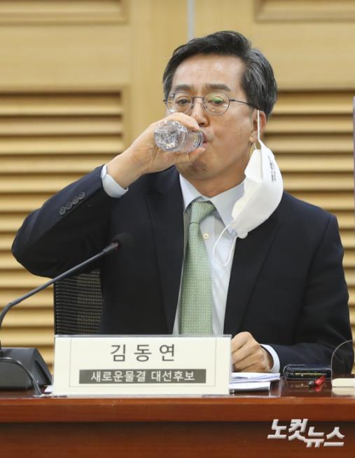 물 마시는 김동연 대선후보