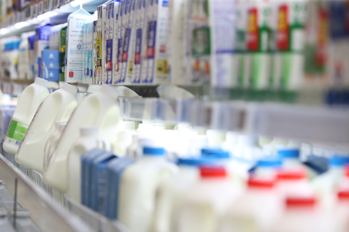 한 대형마트에 진열된 우유들. 연합뉴스