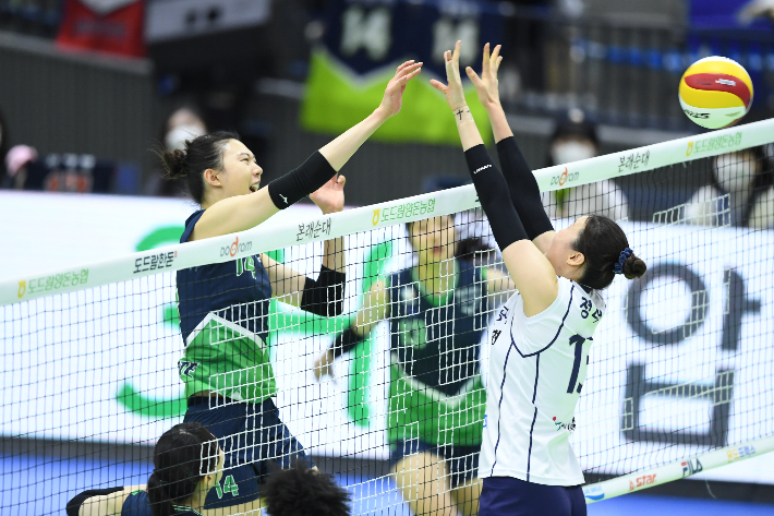 1위 현대건설과 2위 한국도로공사의 맞대결. 한국배구연맹(KOVO)