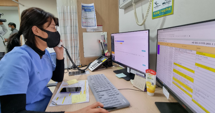 지난 3일 강남구 역삼동 하나이비인후과병원 호흡기전담클리닉에서 의료진이 재택치료자들을 모니터링 하고 있다. 사진공동취재단