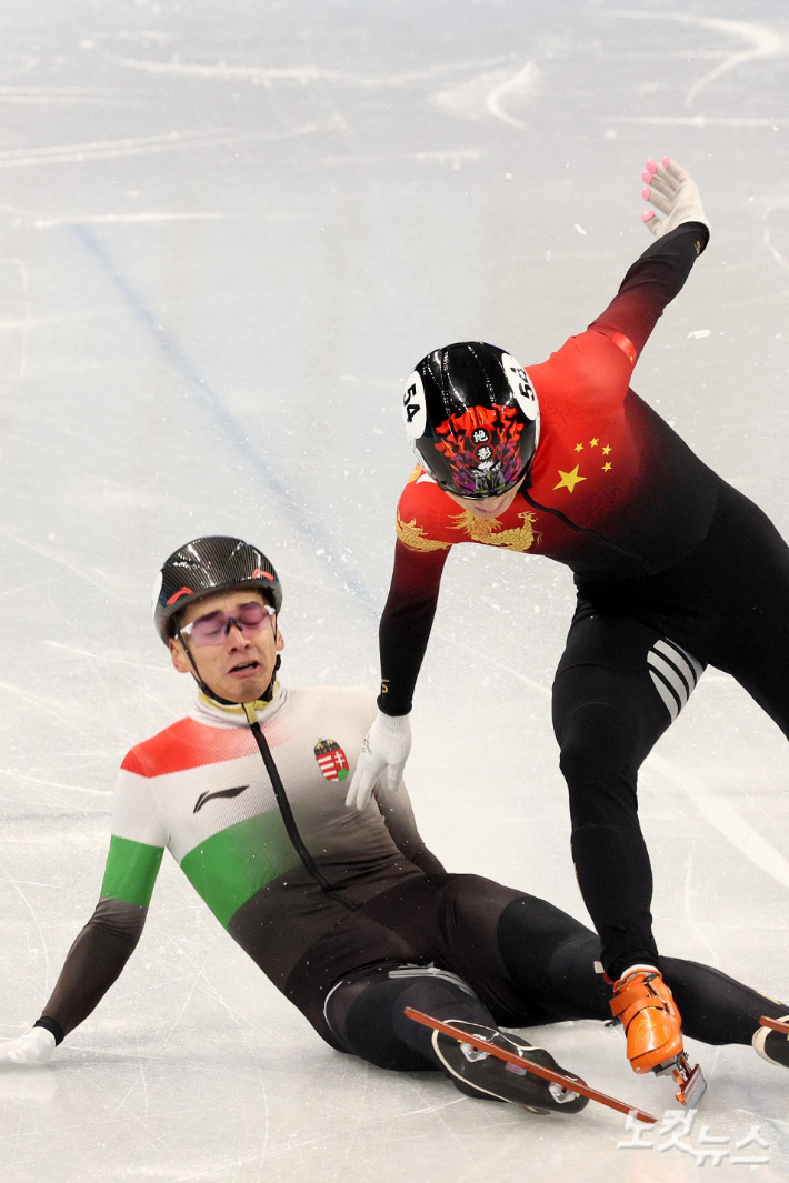 중국 런쯔웨이와 헝가리 류 사오린이 7일 중국 베이징 캐피털 인도어 스타디움에서 열린 쇼트트랙 남자 1,000m 결승전에서 스케이트날을 결승선을 향해 내밀고 있다. 베이징(중국)=박종민 기자