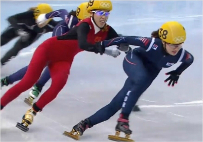 소치올림픽 쇼트트랙 여자 1000m 결승에서 박승희(오른쪽부터)가 앞서가자 중국 판커신이 이른바 '나쁜 손'으로 잡으려는 모습. 중계방송 캡처