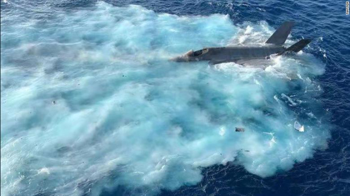 미 해군 F-35 전투기가 지난달 24일 중국해에서 작전도중 항공모함 칼빈슨호에 착륙중 이탈해 중국해로 추락했다. CNN 캡처