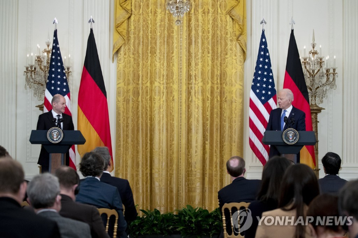 조 바이든 미국 대통령과 올라프 숄츠 독일 총리가 7일(현지시간) 백악관에서 정상회담 뒤 공동 기자회견을 하고 있다. 연합뉴스