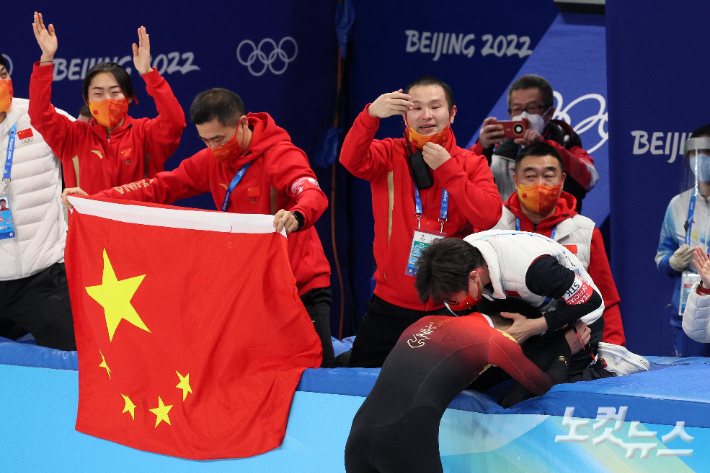 2022 베이징동계올림픽 쇼트트랙 남자 1,000m 종목에서 금메달을 획득한 중국 런쯔웨이가 7일 중국 베이징 캐피털 인도어 스타디움에서 경기를 마친 뒤 김선태 감독의 축하를 받고 있다. 베이징(중국)=박종민 기자