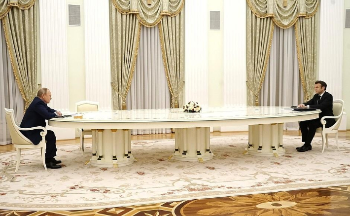 7일(현지시간) 모스크바 크렘린궁에서 회담하는 푸틴 대통령(왼쪽)과 마크롱 대통령.  연합뉴스