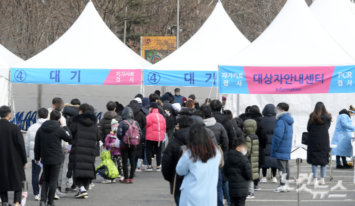 서울 송파구 잠실운동장 선별진료소에서 시민들이 검사를 받기 위해 줄 서 있는 모습. 이한형 기자