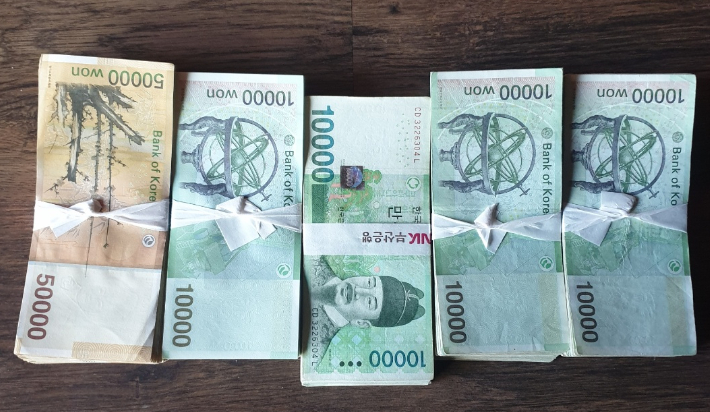 부산 동래경찰서 내성지구대 최우영 순경 등 경찰관의 활약으로 지켜낸 돈다발. 부산경찰청 제공